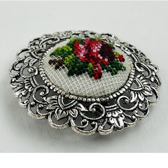 Vintage Needlepoint RED ROSE On WHITE Round Pin Made in Austria Silvertone Light - Picture 7 of 11
